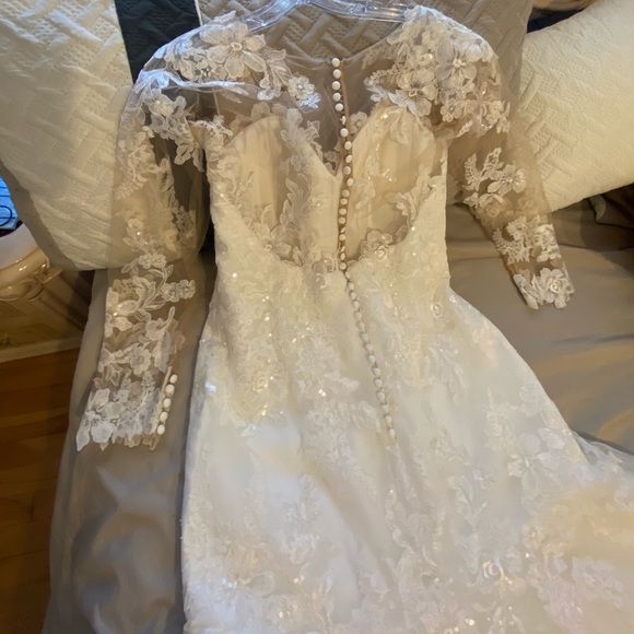Wedding dress - Picture 4 of 9